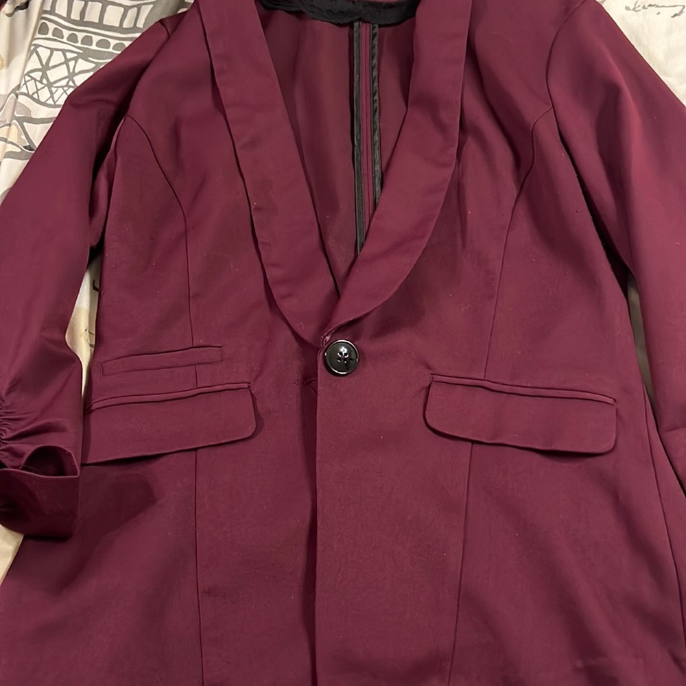Burgundy medium women’s blazer very cute and in good condition.